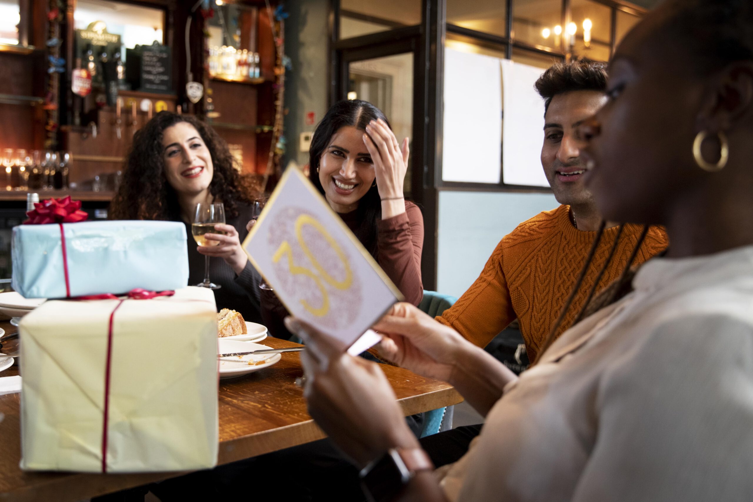 fermez-vos-amis-avec-des-cadeaux-min
